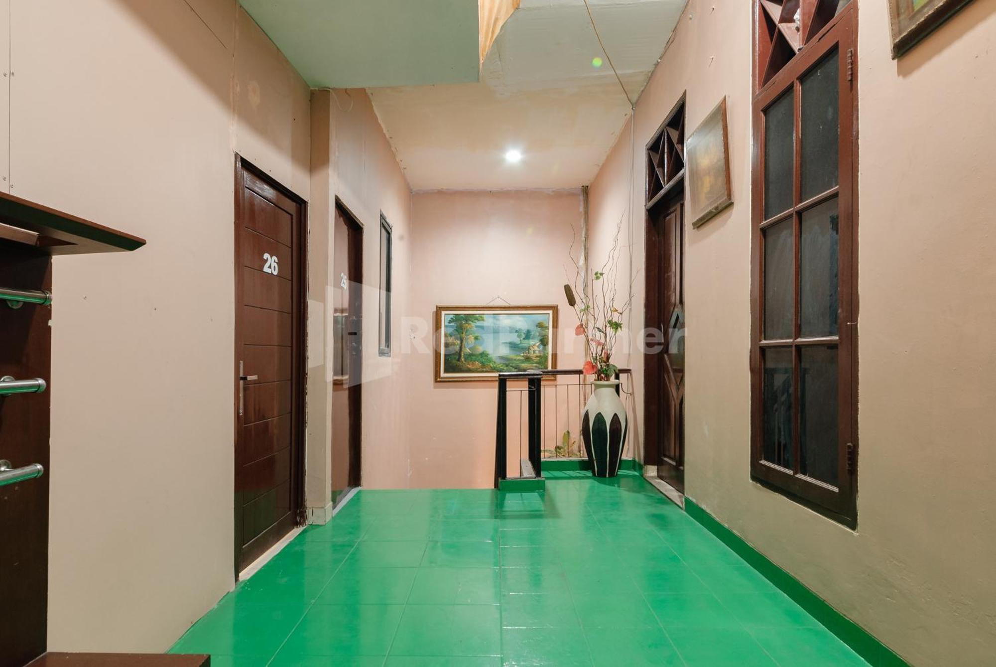 Sr Residence Near Mall Ciputra Cibubur Mitra Reddoorz Bekasi Luaran gambar