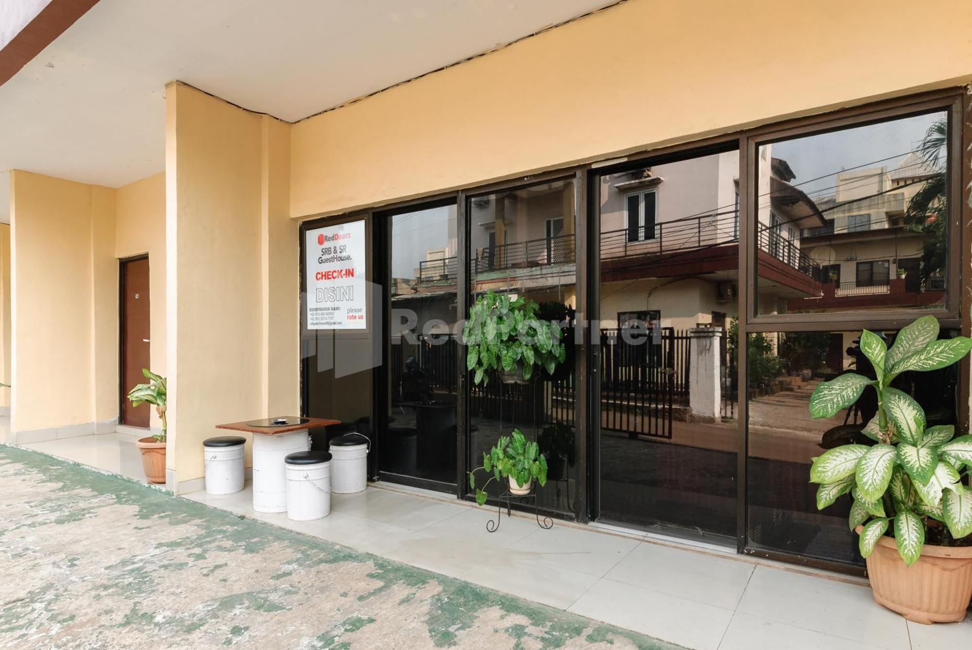 Sr Residence Near Mall Ciputra Cibubur Mitra Reddoorz Bekasi Luaran gambar