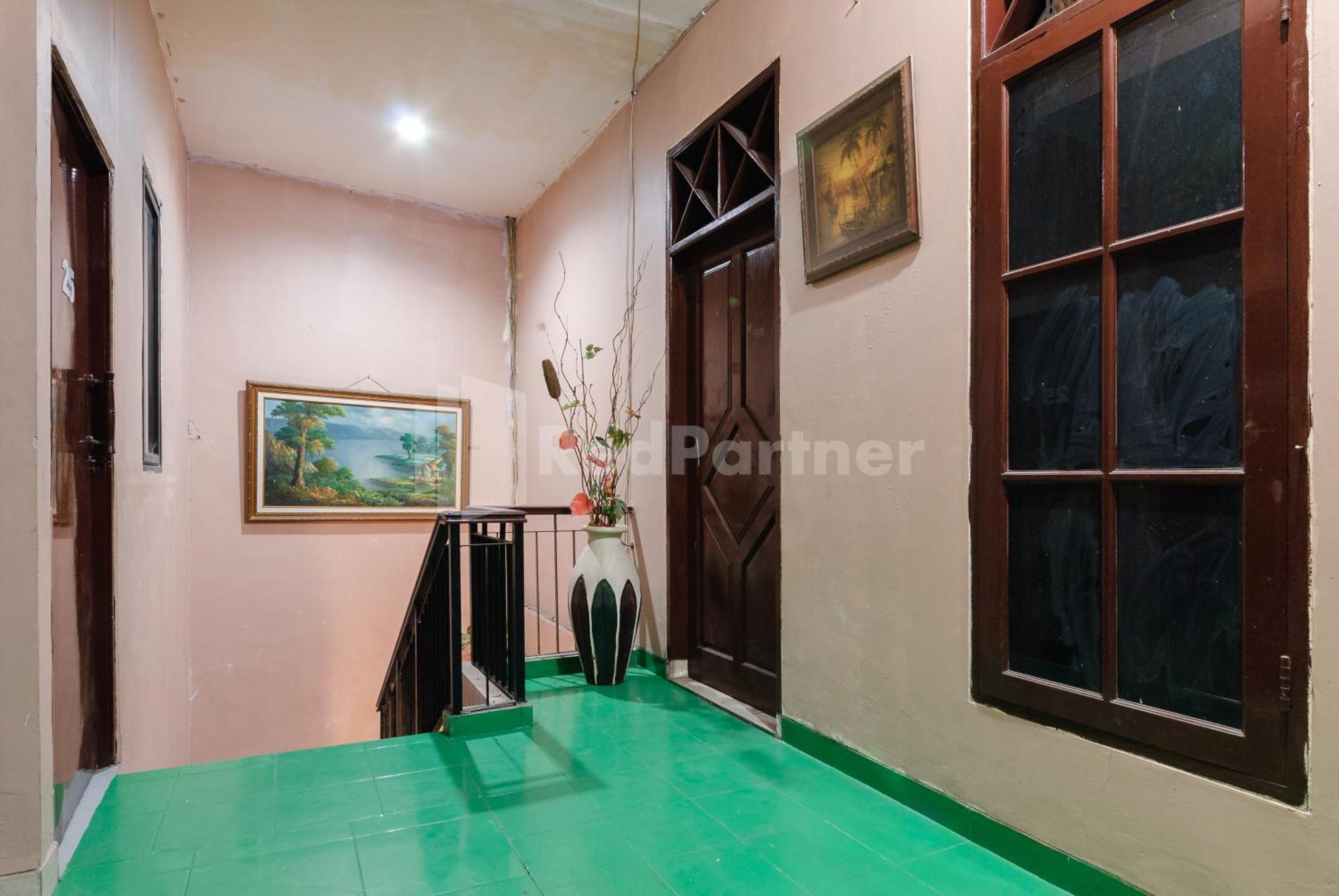 Sr Residence Near Mall Ciputra Cibubur Mitra Reddoorz Bekasi Luaran gambar